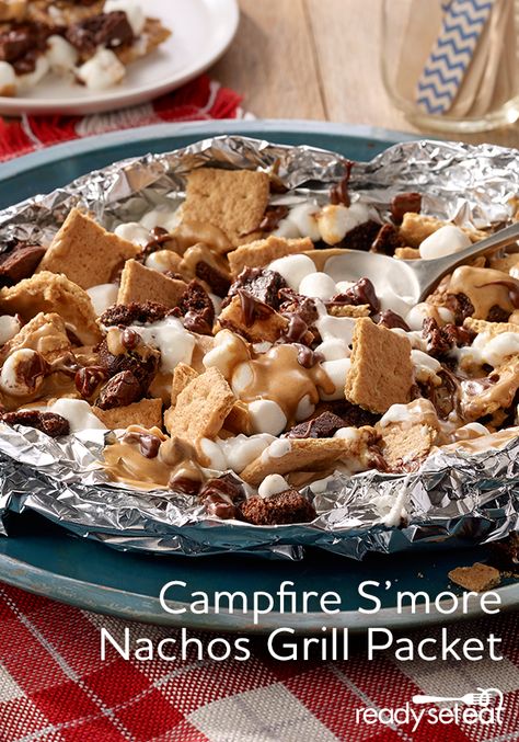 Campfire S'more Nachos Grill Packet - also known as "Smorechos" - have the campfire flavor without the need of a campfire! Dessert Nachos, Campfire S'mores, Campfire Desserts, Foil Packet Dinners, Ready Set Eat, Foil Pack Meals, Foil Dinners, Foil Packet Meals, Foil Packet