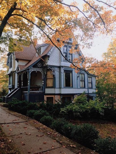 Victorian Remodel, Queen Anne Architecture, Old Victorian Homes, Victorian Beauty, Houses Mansions, Amazing Houses, Victorian Cottage, Season Of The Witch, Victorian Houses