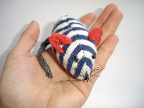 A mouse from an old sock in fabric  with Sock Recycled mouse Sock Monster, Kitty Toys, Diy Cat Toys, Pet Projects, Sock Doll, Sock Toys, Sock Crafts, Diy Socks, Kitty Stuff