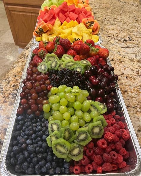 Party Fruit Tray, Fruit Tray Designs, Fruit And Veg Market, Fruit Platter Ideas, Party Fruit, Fruit Platter Designs, Platter Ideas, Fruit Displays, Party Hosting