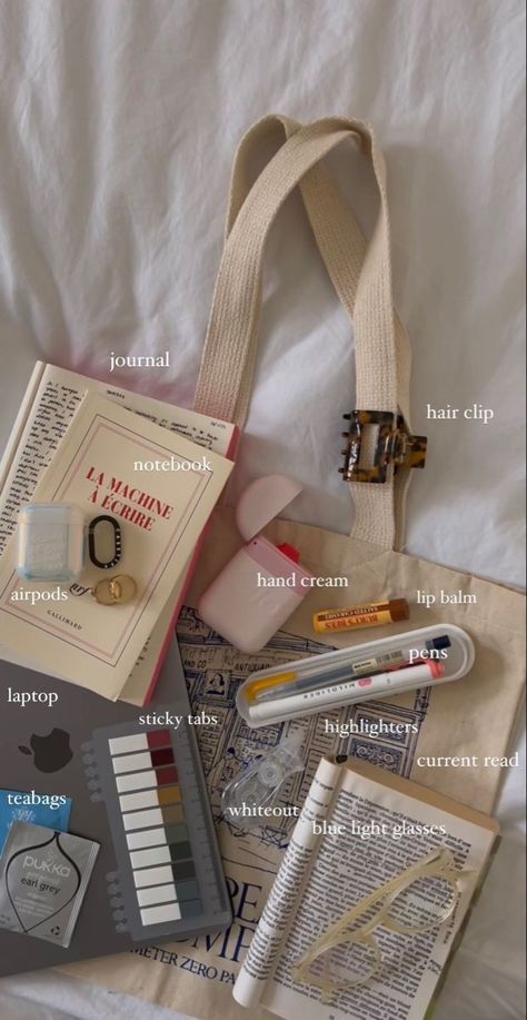 Schul Survival Kits, Romanticize School, Bag Supplies, Back To University, Everyday Bag Essentials, What's In My Bag, School Bag Essentials, Backpack Essentials, Inside My Bag