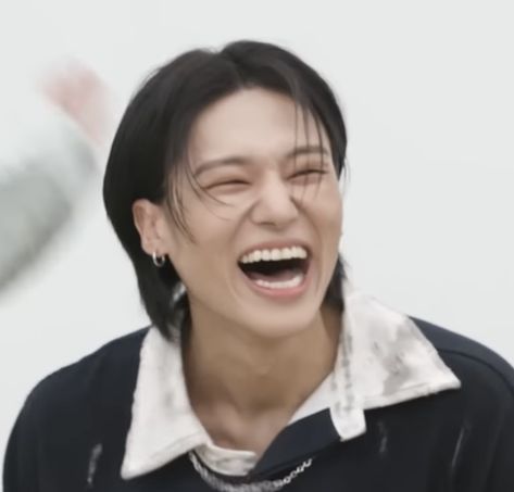 Wooyoung Ateez Smile, Ateez Laughing, Wooyoung Laughing, Wooyoung Laugh, Wooyoung Smile, Ateez Smile, Wooyoung Aesthetic, Ateez Members, Smile Icon