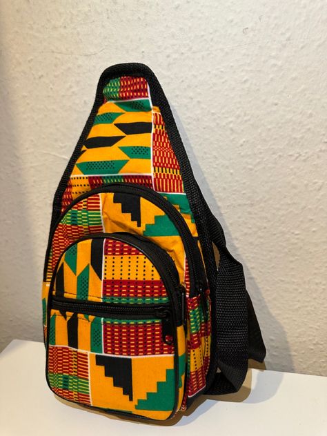 A beautiful and vibrant patterned shoulder bag in Ankara cloth. Ankara Bags Pattern, Ankara Bags, African Inspired Decor, African Hats, Handmade Fabric Bags, Bags Patterns, Bags Sewing, Leather Bag Pattern, African Inspired Clothing