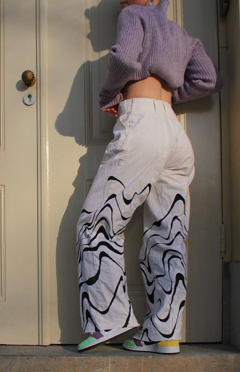 Painted Jeans Abstract, White Jeans Diy, Painting Pants Aesthetic, Diy Pants Paint, Bleach Painting Jeans, Bleach Painted Jeans, Bleached Pants Design, Bleach Pants Ideas, Trippy Pants