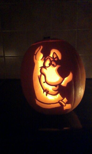 Scooby doo carved in pumpkin Scooby Doo Pumpkin Carving, Scooby Doo Pumpkin, Marshmallow Shooter, Pumpkin Idea, Disney Pumpkin Carving, Pumkin Carving, Craft Market Display, Shaggy And Scooby, Creative Pumpkin Carving