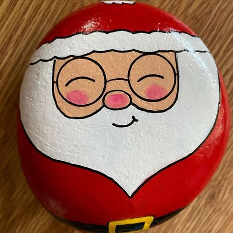 Santa Claus Rock Painting, Santa Painted Rocks Ideas, Santa Stone Painting, Santa Faces Painted On Rocks, Santa Rock Painting Ideas, Xmas Painted Stones, Painting Rocks Christmas, Easy Christmas Rock Painting Ideas, Santa Rocks Painted