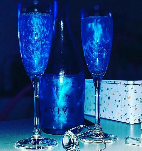 Icewind Dale, Seventeenth Birthday, Blue Mascara, Blue Drinks, Alcohol Aesthetic, Fancy Drinks, Blue Palette, Wedding Drink, Signature Drinks