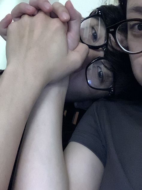 Pic Ideas With Boyfriend, Selfie Couple Photo Ideas, Glasses Boyfriend, Pose With Boyfriend, Couple Photo Ideas Aesthetic, Cute Asian Couple, Parejas Aesthetic, Uzzlang Couple, Boy With Glasses