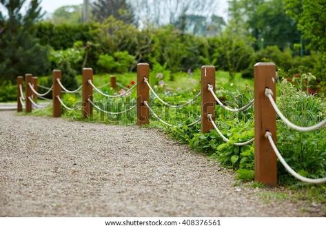 Rope Fence Ideas, Rope Fence, Succulent Garden Landscape, Indian Lake, Garden Fence Panels, Fence Garden, Backyard Storage, Fence Ideas, Garden Edging