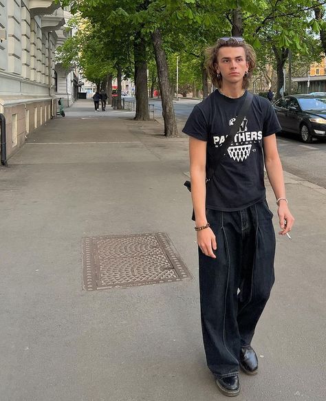 90s Skater Aesthetic, Black Tshirt Outfit, Fits Inspiration, Oversize Outfit, Mens Inspiration, Tshirt Outfit, Skater Aesthetic, Mens Outfit Inspiration, Fire Fits