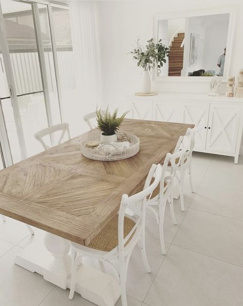 Hampton Dining Room Ideas, Dinning Room Hamptons Style, Long Farmhouse Table Dining Room, Hamptons Dining Chairs, Costal Hampton Style, Dining Room Hamptons, Hamptons Outdoor Dining, Coastal Hamptons Style Dining Rooms, Coastal Hampton Dining Room