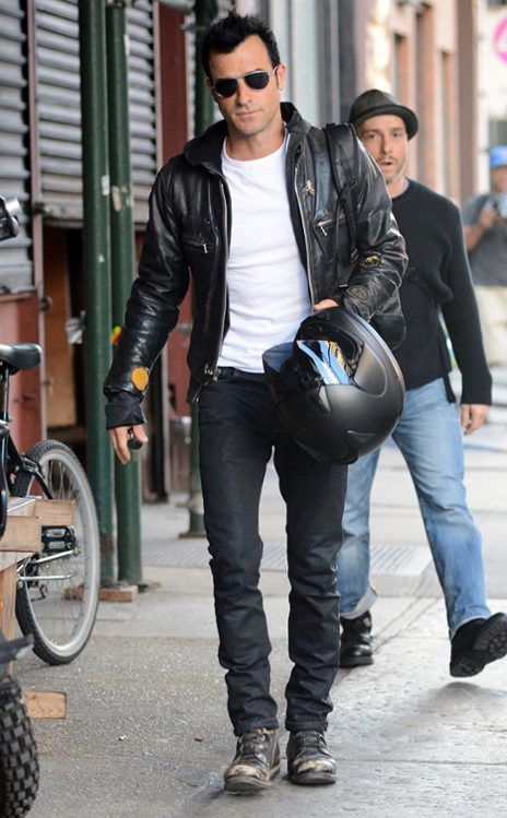 Justin Theroux is truly badboy hot. honestly so much better than Brad! Men Biker Style, Biker Style Men, Mens Biker Style, Bad Boy Style, Cafe Racer Style, Justin Theroux, Old School Style, Mens Fashion Edgy, Jeans Boots