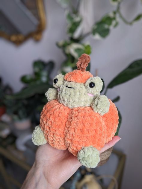 This cuddly pumpkin frog is part of the limited Halloween collection. Hop into the spirit of the season and add a bewitching touch to your decor with this cutie! 🐸🎃 💕 Handmade with love 📏 Approximately 15 cm tall 🧶 Crocheted with quality velvet yarn 🧸 Padded + securely attached safety eyes (not suitable for children under 3 years old) For more cute plushies, check out my shop ➜ https://www.etsy.com/shop/cozzycraftscrochet Plush Toys Crochet, Fall Crochet Plushie Patterns, Fall Crochet Pumpkin, Plushy Crochet Ideas, Pumpkin Cow Crochet, Crochet Fall Gifts, Cute Plushies Crochet, Easy Halloween Crochet Patterns, Fall Plushies Crochet