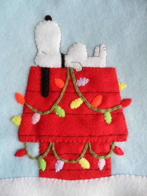 Snoopy Felt Christmas Ornaments, Snoopy Christmas Cross Stitch Pattern, Handmade Felt Ornament, Baby Mobil, Felt Crafts Christmas, Felt Christmas Decorations, Snoopy Christmas, Felt Embroidery, Felt Patterns