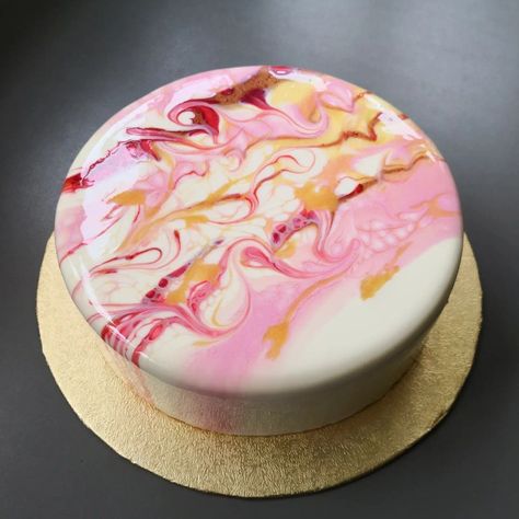 Gold Mirror Glaze Cake, Glaze Cake Decoration, Mirror Glaze Cake Decoration, Entremet Cake, Gimme Some Sugar, Cake Decoration Ideas, Glaze Cake, Holiday Desserts Christmas, Mirror Glaze Cake