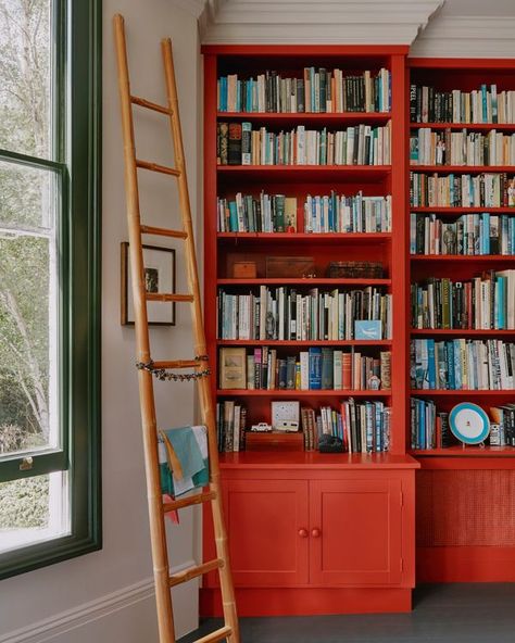 Colorful Bookshelves, Small Home Libraries, Red Bookshelf, Bookshelves Living Room, Colorful Bookshelf, Bookshelf Room, Fireplace Bookshelves, Creative Bookshelves, Interior Design Advice