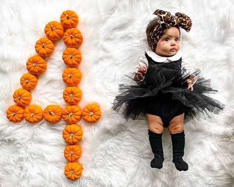 Halloween Photoshoot Baby, Halloween Addams Family, Addams Family Costume, Halloween Baby Pictures, Halloween Baby Photos, Baby Holiday Photos, Fall Baby Pictures, Month Photos, Baby Milestones Pictures