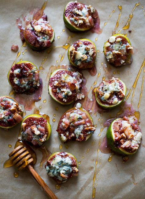 Delicious Baked Figs with Bacon, Blue Cheese & Pecans on WhiteOnRiceCouple.com Figs With Cheese, Mini Aperitivos, Baked Figs, Roasted Figs, Mini Appetizers, Bruschetta Recipe, Fig Recipes, Roasted Nuts, Fresh Figs