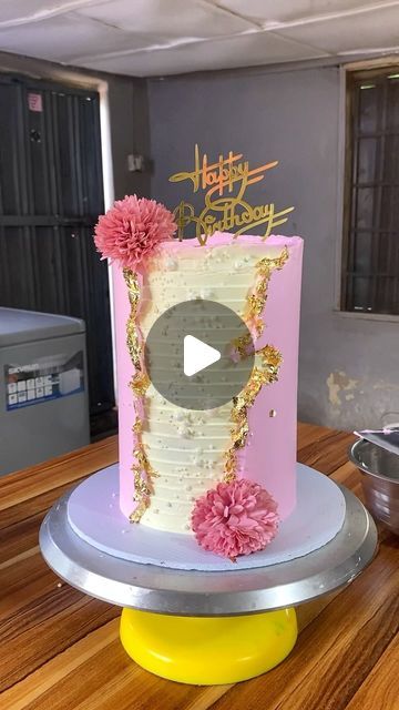 Vertical Cake Design, Cake Decorating With Whipped Cream Icing, How To Do A Fault Line Cake, Two Tone Cake Decorating, Whipped Cream Cake Design Ideas, Whipped Cream Cake Design, Fault Line Cake Design, Yellow Cakes Decoration, Fault Line Cakes