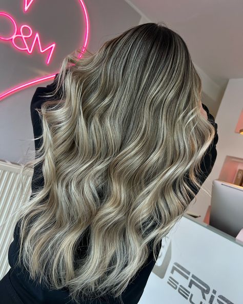 VANILLA BLONDE 💛 Here, I didn’t just work with many babylights and teasylights – I also added lowlights for even more dimension. ✨ A basin/wet balayage on the ends was a must. To frame the face, I added subtle face framing, which completes the look and makes it beautifully smooth. Using ~ @originalmineral Basin Balayage ~ CLAY + 20 VOL Root Shadow Liquids ~ 5.8 + 4.1 + 5.0 Gloss Liquids ~ 10.6 + 10.13 + platinum • • • #mallorcabalayage #palmahair #leahairstyle #balayage #mallorca #lowlight... Basin Balayage, Subtle Face Framing, Wet Balayage, Vanilla Blonde, Root Shadow, Baby Lights, Face Framing, Low Lights, Balayage