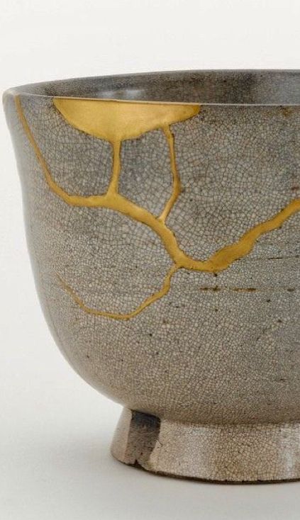 Kintsugi Bowl, Japanese Kintsugi, Kintsugi Art, Japanese Philosophy, Wabi Sabi Art, Japanese Pottery, Mindful Living, Artsy Fartsy, Chinese Art