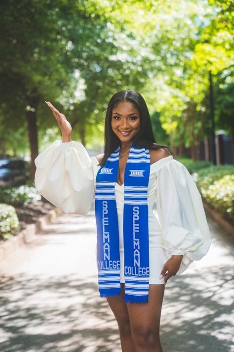 Spelman College Graduation Pictures, Spelman Graduation Pictures, Spelman College Photoshoot, College Senior Picture Ideas On Campus, Spelman College Aesthetic, Hbcu Aesthetic, Healing Stage, Graduation Pictures Outfits, Graduation Ceremony Outfit