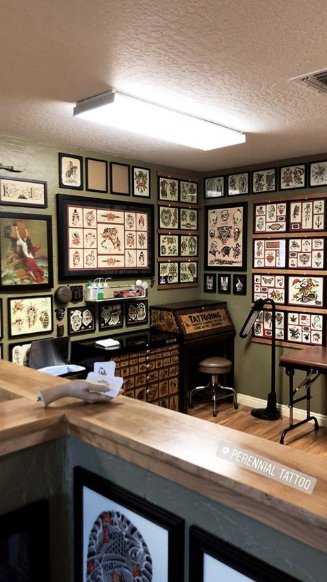 Tattoo Shop Inspiration, Tattoo Booth Decor Ideas, Tattoo Shops Interior Design, Boho Tattoo Studio, Small Tattoo Shop Interior, Aesthetic Tattoo Shop, Small Tattoo Studio Ideas, Tattoo Room Studio, Tattoo Parlor Aesthetic