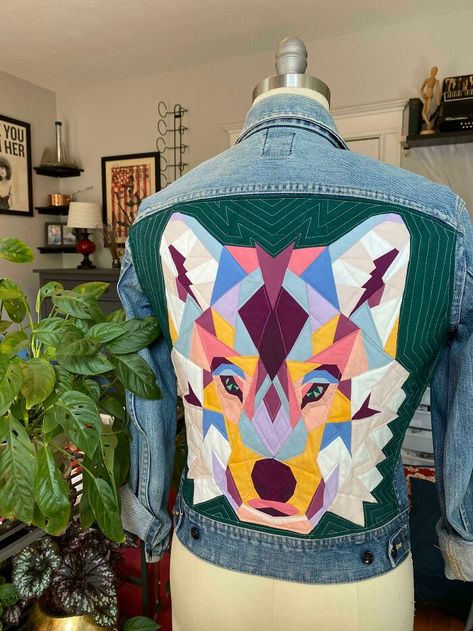 It’s Denim Jacket Season Here In New England So I Found A Way To Display My Quilting On The Go! Jean Jacket Diy, Upcycled Jackets, Quilted Clothing, Diy Denim Jacket, Patchwork Clothes, Quilted Sweatshirt, Quilt Coat, Quilted Clothes, Diy Jacket