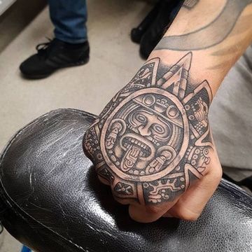 tatuajes de calendario azteca pequeño Tattoo Planets, Aztec Tattoos Sleeve, Tattoo Wallpaper, Tiki Tattoo, Le Tattoo, Mayan Tattoos, Aztec Tattoos, Mexican Tattoo, Sagittarius Tattoo