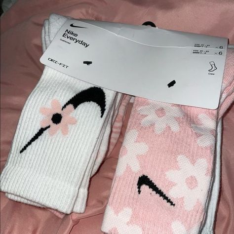 Nike Everyday Crew Socks Nike Socks Aesthetic, Nike Socks Outfit, Nike Rosa, Nike Blazer Outfit, Nike Crew Socks, Aesthetic Socks, Pretty Socks, Socks Aesthetic, Trendy Socks