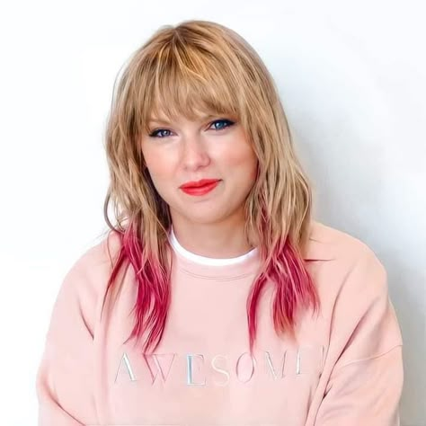 Taylor Swift Pink Hair, Taylor Swift Lover Era, Taylor Swift Makeup, Taylor Swift Lover, Lover Era, Hairstyles For Layered Hair, Green Makeup, Forever Girl, Taylor Swift Funny