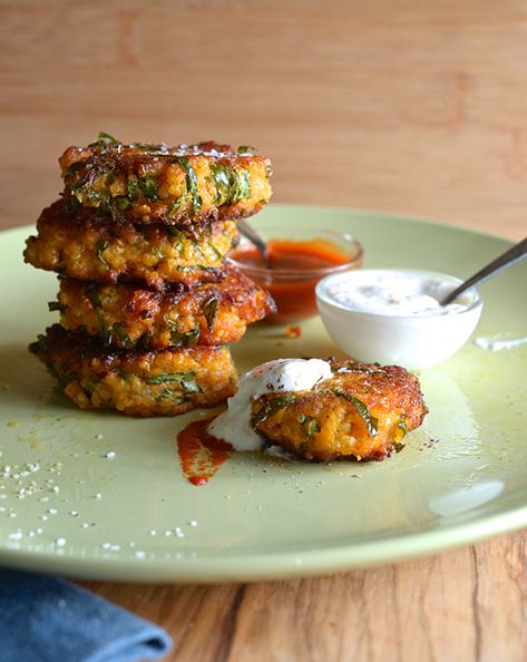 Kale-Sweet potatoe-and-Quinoa-Fritters~Yes, more please! #Health #Vegan #Recipe Quinoa Fritters, Kale Sweet Potato, Sweet Potato Kale, Healthy Bites, God Mat, Kebabs, Quinoa Recipes, Crab Cakes, Vegetarian Dishes