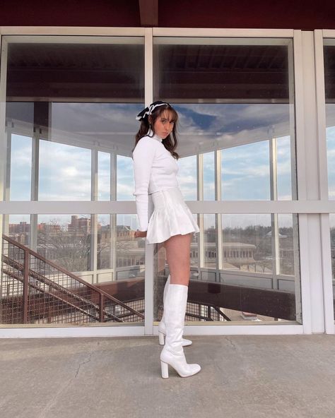 White Gogo Boots Outfit, Gogo Boots Outfit, 60s Inspired Outfits, White Gogo Boots, White Turtle Neck, White Boots Outfit, Outfit Inso, Tennis Skirt Outfit, White Tennis Skirt