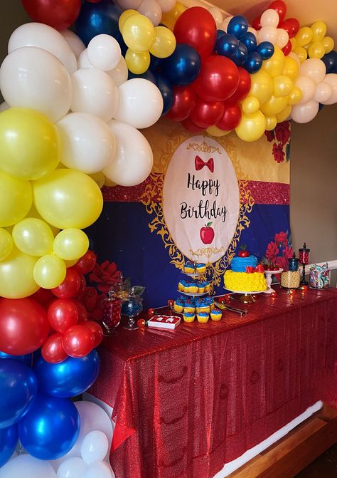 Colombia Birthday Party, Snow White 1st Birthday Party Ideas, Snow White Birthday Theme, Baby Snow White Birthday Party, Snow White Party Ideas Decorations, Snow White Balloon Arch, Snow White Decorations Party, Snow White Balloon Garland, Snow White Decorations