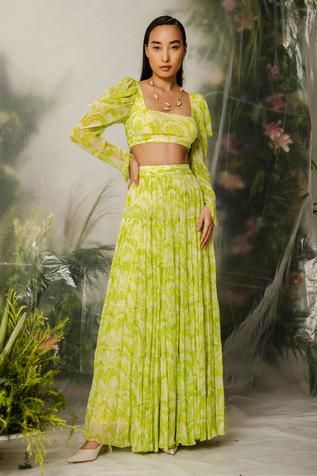 Shop for The Iaso Green Crepe Floral Pattern Crop Top And Skirt Set for Women Online at Aza Fashions Chiffon Crop Top And Skirt, Skirt And Crop Top Indian, Crop Top Outfits Indian, Square Neck Pattern, Full Sleeve Crop Top, Long Skirt Top Designs, White Tops Outfit, Pattern Crop Top, Chiffon Crop Top