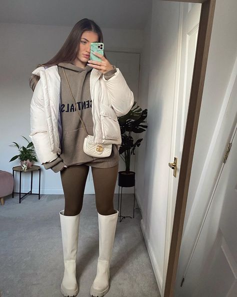 𝕸𝖆𝖉𝖉𝖞 on Instagram: “Is it giving more roadman or Michelin man?” Hunter Rainboots Outfit, White Rain Boots Outfit, Rain Boots Outfit Fall, Rubber Boots Outfit, Cream Boots Outfit, Platform Boots Outfit, White Rain Boots, Rainboots Outfit, Rain Boot Outfit