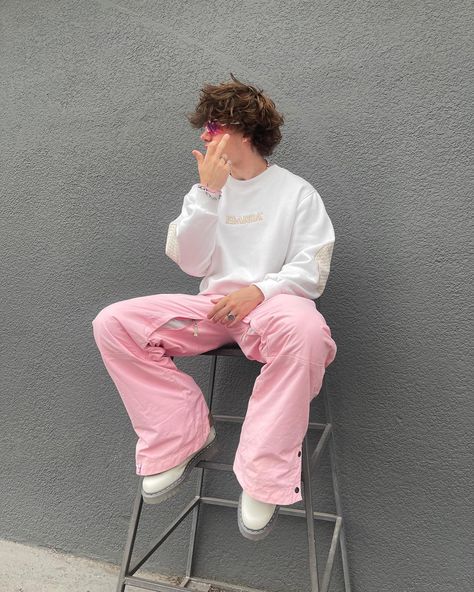 Tom Domingues | Boys wear pink too 💘 | Instagram Pink Jeans Outfit, Soft Boy Outfits, Instagram Boys, Jeans Outfit Men, Harajuku Men, Streetwear Inspiration, Color Blocking Outfits, Guys Clothing Styles, Pink Men