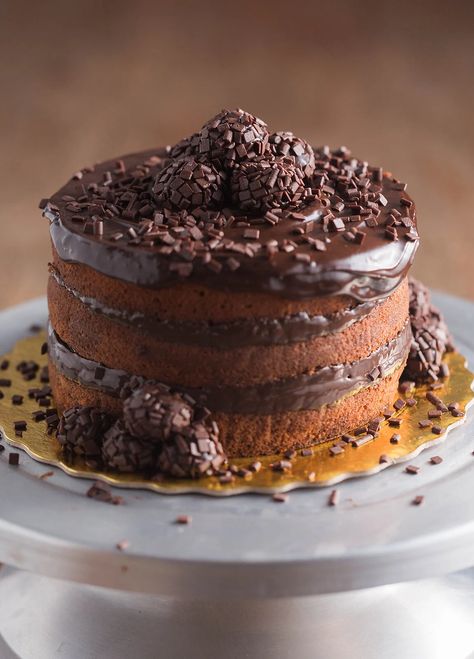 Chocolate Brigadeiro Cake by Paulo Rocha | CREME: Step-by-Step Video Recipes Brigadeiro Cake, Chocolate Brigadeiro, Dark Chocolate Orange, Chocolate Sponge Cake, Chocolate Sponge, Freezer Bags, Chocolate Sprinkles, Video Recipes, Chocolate Orange