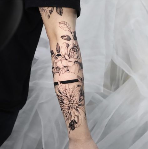 Bracelete Tattoos, Meaningful Wrist Tattoos, Flower Tattoo Ideas, Crazy Tattoos, Tattoo Maker, Animal Tattoo Ideas, Arm Tats, Wedding Ring Tattoo, Pink Tattoo