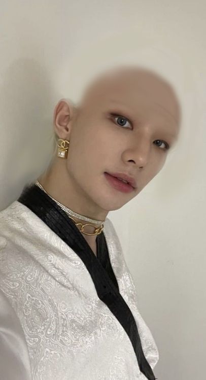 #straykids #bald #hyunjin Bald Hyunjin, Bald Skz, Bald Idols, Changbin Salon, Skz Memes, Song Recommendations, Matching Profile, Amazing Songs, Hacks Videos