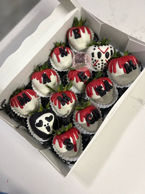 Classic Chocolate Covered Strawberries, Spooky Strawberries For Boyfriend, Oreo Strawberries, Halloween Chocolate Covered Strawberries, Party Pastries, Strawberry Ideas, Strawberry Recipe, Chocolate Covered Strawberry Recipe, Fruit Ideas