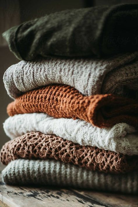 Wallpaper January, January Wallpaper, Sweaters For Fall, Cozy Fall Outfits, Cozy Aesthetic, Best Seasons, Fall Aesthetic, Autumn Cozy, Winter Aesthetic