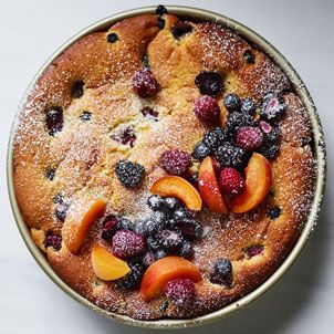 olive oil cake with summer fruit Summer Fruit Recipes, Olive Oil Cake Recipe, Sommer Mad, Kolaci I Torte, Oil Cake, Slow Cooker Desserts, Olive Oil Cake, Summer Cakes, Berries Recipes