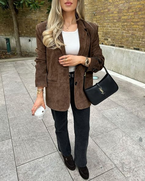 FREYA KILLIN. | Sometimes all you need in a bagel 🥯 date with your bestie (and 3 large glasses of wine lol) Blazer - @mango Too - @almadalabel Jeans -... | Instagram Black Autumn Outfit, Suede Blazer Outfit, Freezing Weather Outfit, Black And Brown Outfit, Freya Killin, Brown Suede Blazer, Outfit Black Jeans, Snow Outfits For Women, Winter Layering Outfits