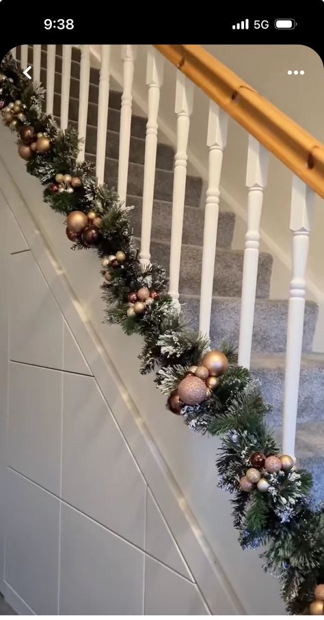 Christmas Staircase, Meaningful Christmas, Christmas Decor Inspiration, Christmas Tree Inspiration, Christmas Themes Decorations, Holiday Crafts Christmas, Christmas Crafts Decorations, Holiday Inspiration, Christmas Decor Ideas