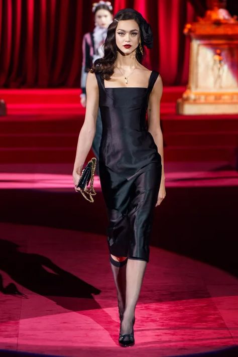 Dolce & Gabbana Fall 2019 Ready-to-Wear Collection | Vogue Dolce And Gabbana Runway, Dolce And Gabbana Fashion, Dolce Gabbana Dress, Haute Couture Fashion, Dolce E Gabbana, Fashion Show Collection, Fashion Over 50, Vogue Paris, Dolce & Gabbana