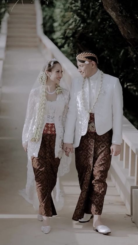 Indonesian Wedding Dress, Wedding Dress Hijab, Pose Pengantin, Moodboard Wedding, Pose Prewedding, Javanese Wedding, Kebaya Wedding, Adat Jawa, Indonesian Wedding