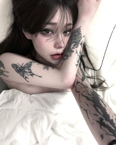 Douyin Tattoo, Tattooed Girl, Anime Kiss, Flower Tattoo, Tattoos