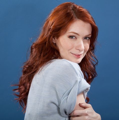 Felicia Day - I've met her and she was SO sweet and friendly. I hope she has lots more success. Felicia Day, Film Crew, I Love Redheads, Day Video, Entertainment News Celebrities, The Guild, Nerd Love, Youtube Stars, Violinist