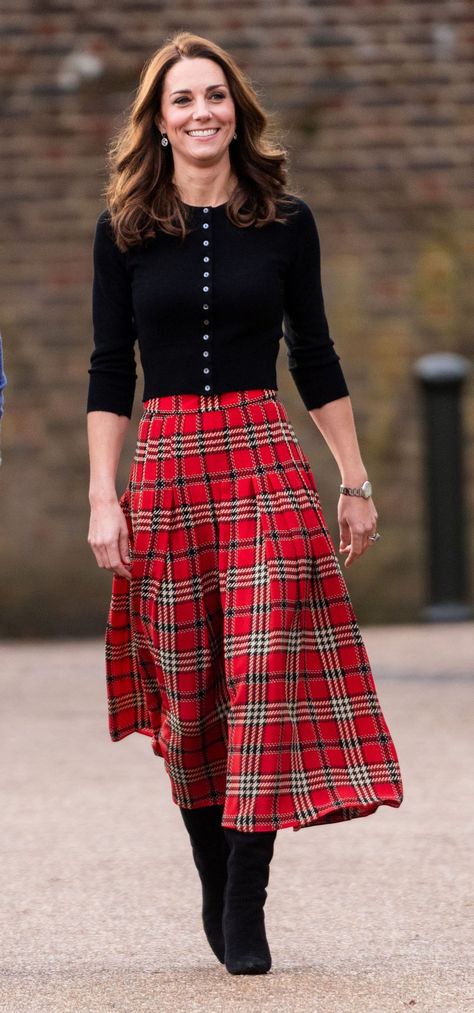 Kate Middleton just wore the most festive outfit to meet Father Christmas- CosmopolitanUK Winter Dress Design, Kate Middleton Stil, Kate Middleton Skirt, Style Kate Middleton, Kate Middleton Style Outfits, Dress Design Ideas, Roland Mouret Dress, Looks Kate Middleton, Estilo Kate Middleton